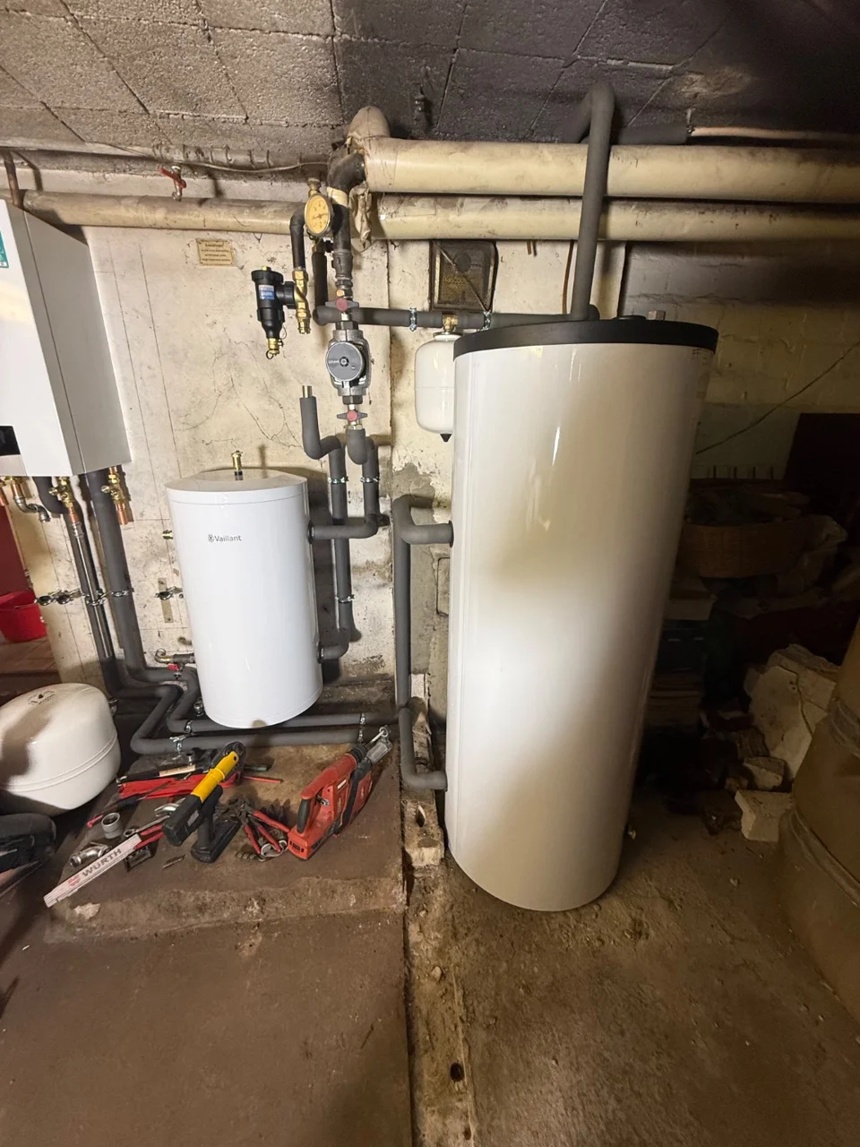 Nach dem Umbau: neue Speicher und gedämmte Verbindungsleitungen im Keller