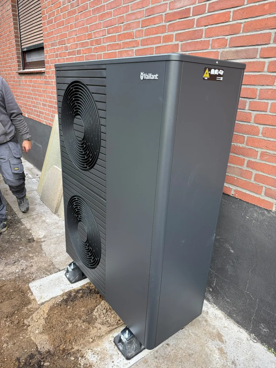 Vaillant-Außengerät an der roten Klinkerfassade – Projekt 1