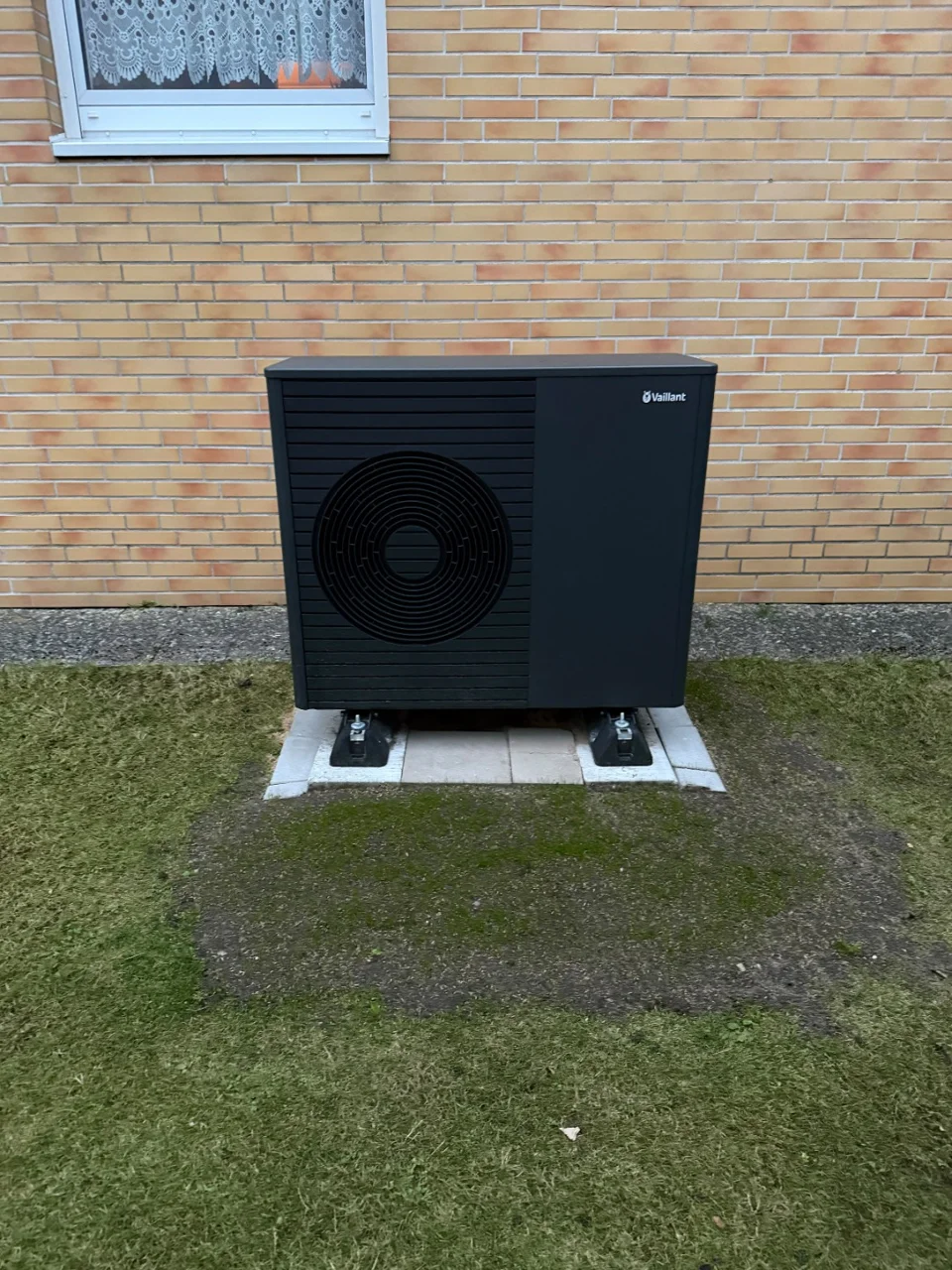 Die neue Vaillant-Wärmepumpe mit 7 kW auf dem vorbereiteten Fundament