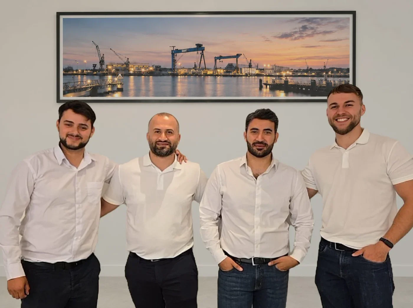 EnergieSH-Team vor einem Wandbild der Kieler Förde